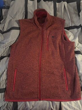 The Black Dog Men's Heathered Red Full-Zip Vest